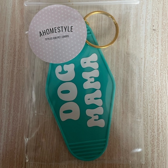 Dog Mama hotel style key chain with gold colored metal. - Picture 3 of 4